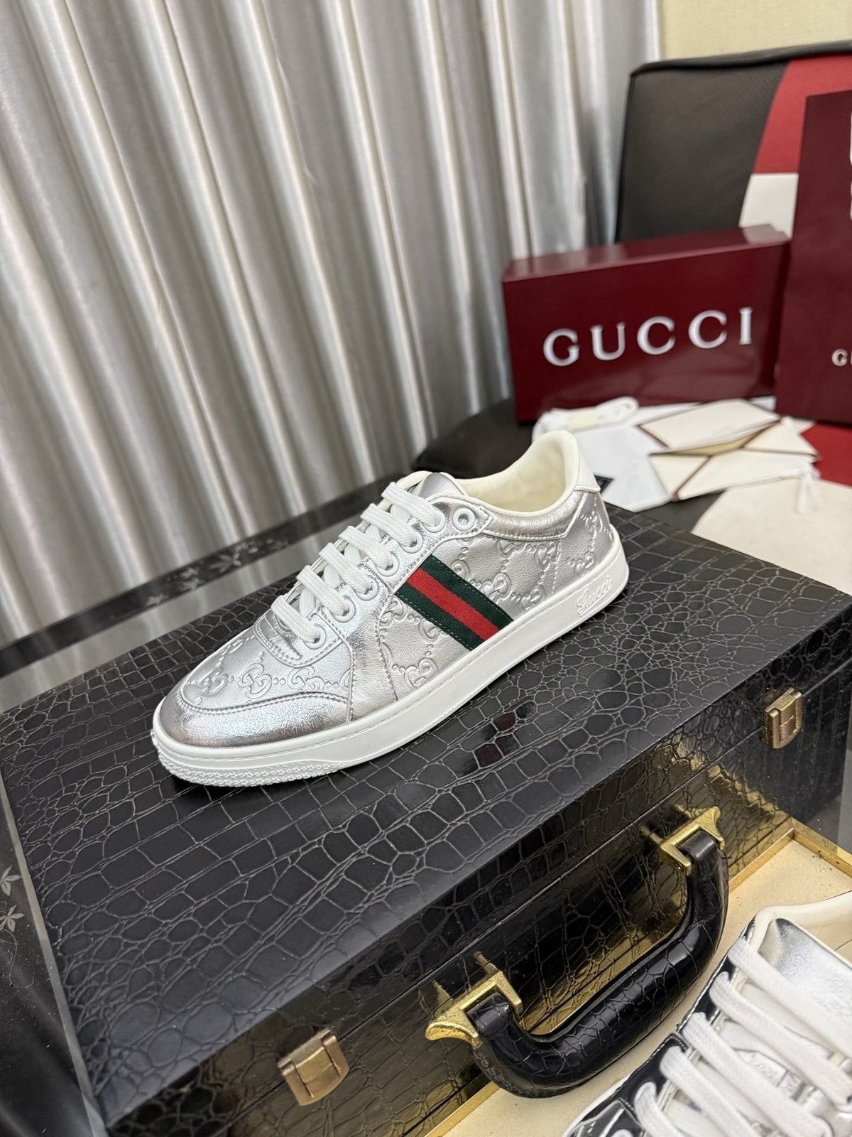 Gucci Green and Red Stripe Low-Top Sneakers